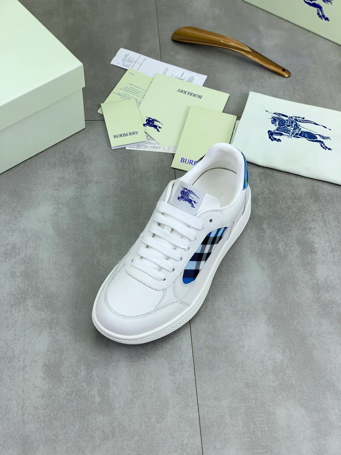 Factory price P640 [BURBERRY] Burberry - High-end quality original order (couples 🧑‍🤝‍🧑 style) - Upper: imported 🔝 original material - Lining: cowhide lining, feet; water-dyed cowhide - Outsole: ultra-light TPR rubber; two-color molded outsole - Super high quality control, fine workmanship: highlighted (high-end, extravagance, grade) -Size: 35-46 (male 38 46 Female 35 40 can be customized)·Color: Multiple colors available